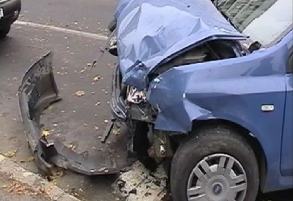Un tânăr cu permisul suspendat s-au urcat băut la volan și a acroșat un alt autoturism ce se afla parcat în afara părții carosabile