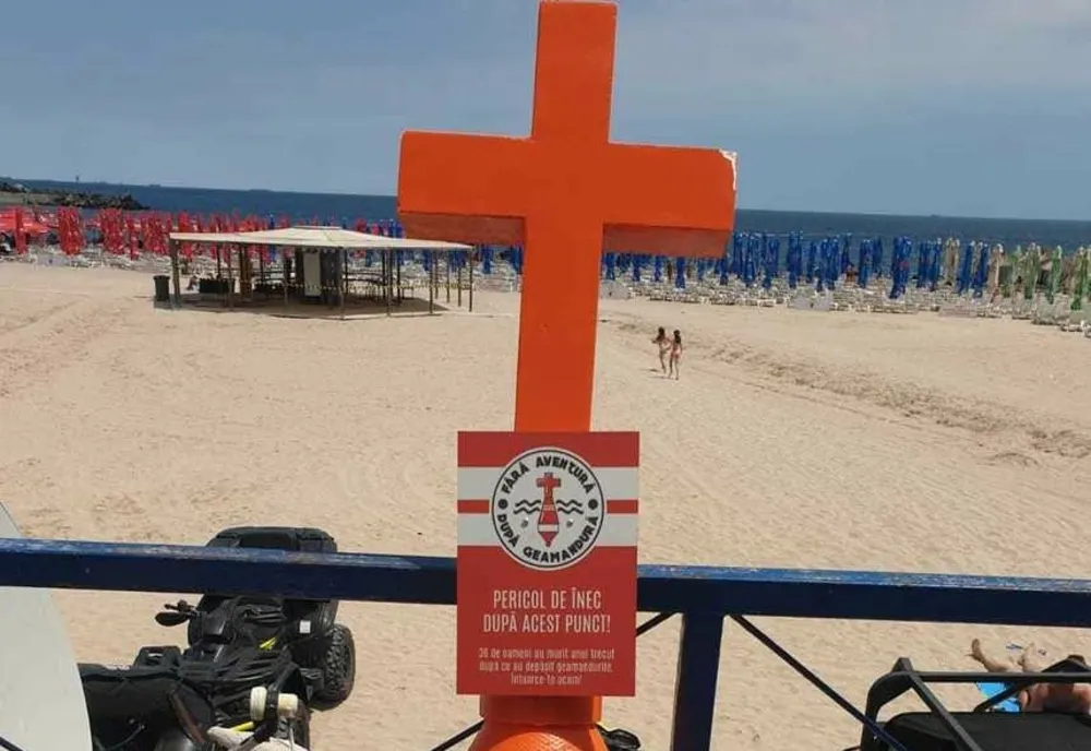 Geamanduri în formă de cruce, pe care este inscripţionat numărul celor care s-au înecat în 2021, donate de Fundaţia pentru SMURD salvamarilor de pe litoral 