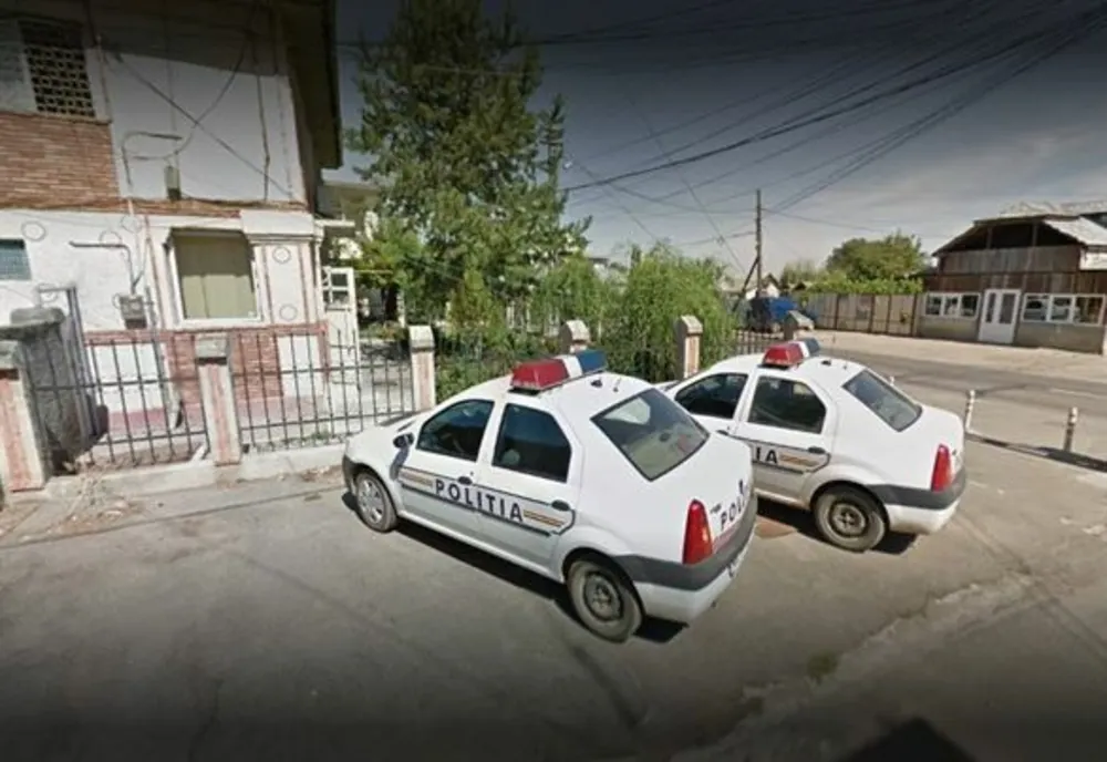 Articole vestimentare contrafăcute comercializate la o societate din orașul Ianca