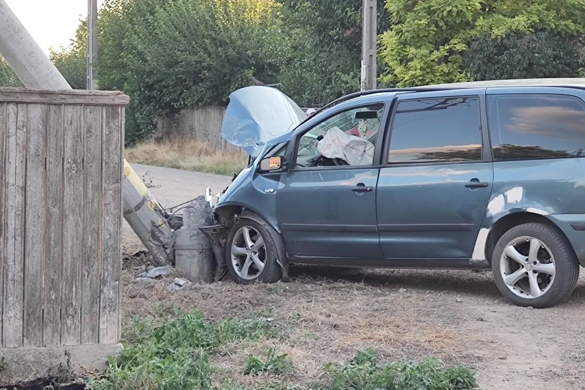 Rupt de beat, un bărbat din Lacu Sărat a intrat cu mașina într-un stâlp de electricitate
