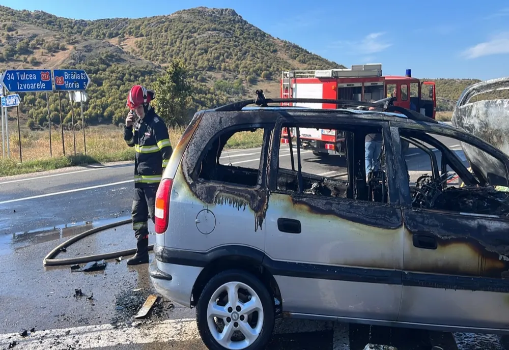 FOTO VIDEO Impact violent între două autoturisme. O mașină a luat foc
