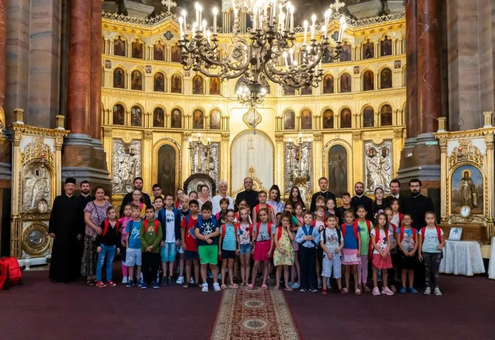 Arhiepiscopia Dunării de Jos continuă sprijinirea elevilor cu ghiozdane şi rechizite şcolare 
