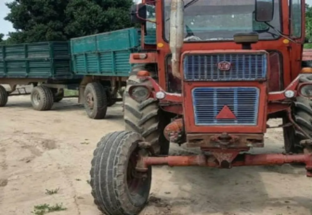 Tractor agricol cu remorcă neînmatriculată depistat în zona stației CF Lacul Sărat