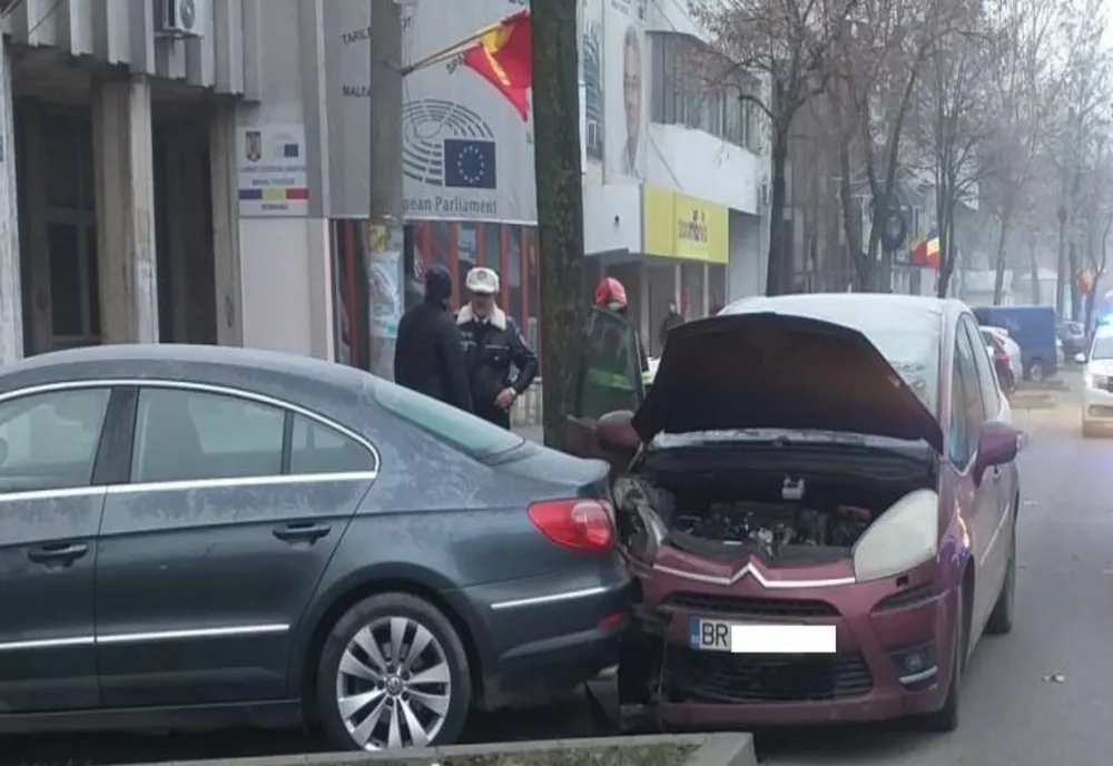 I s-a făcut rău la volan și a intrat cu mașina în trei autoturisme parcate