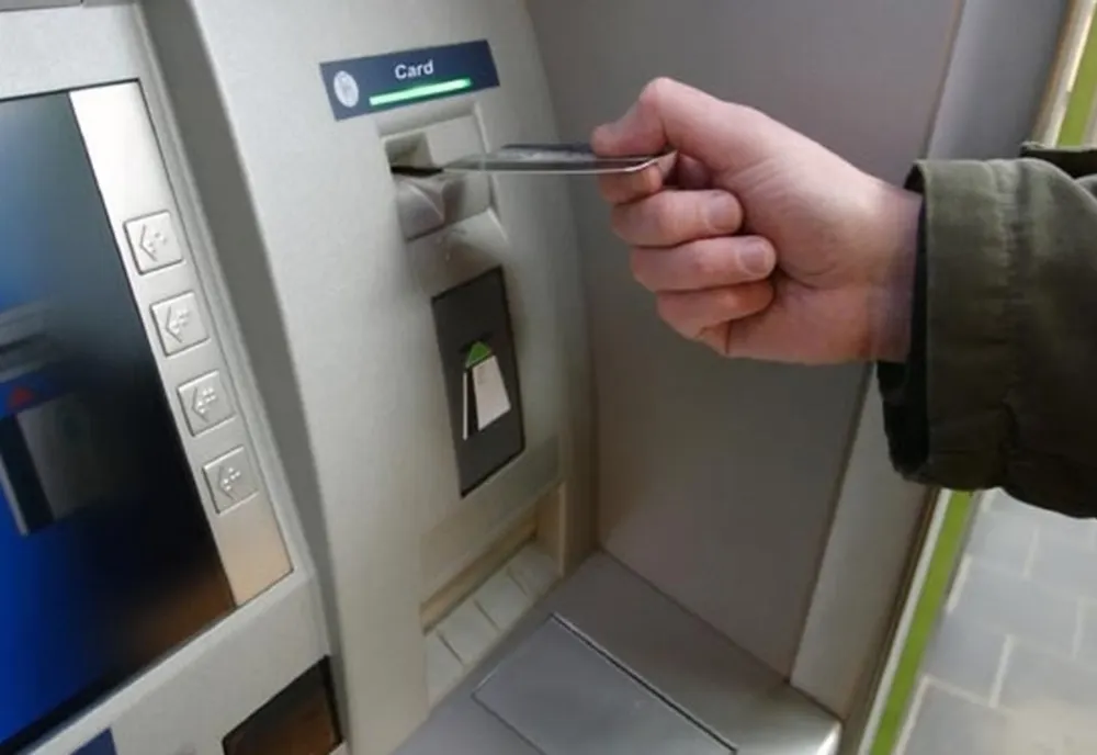 Brăilean condamnat la închisoare cu suspendare după ce s-a folosit de diverse sume de bani de pe cardurile a doi brăileni