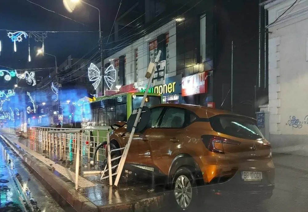 A intrat cu autoturismul în refugiul de tramvai de la Piața Concordiei