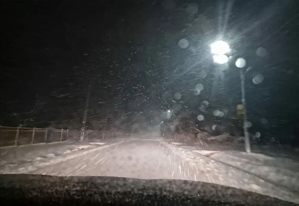 Situația drumurilor în județul Brăila, sâmbătă dimineață, la ora 7.00. O gravidă din comuna Jirlău a fost dusă cu o șenilată a ISU până la Făurei, de unde a fost preluată de ambulanță