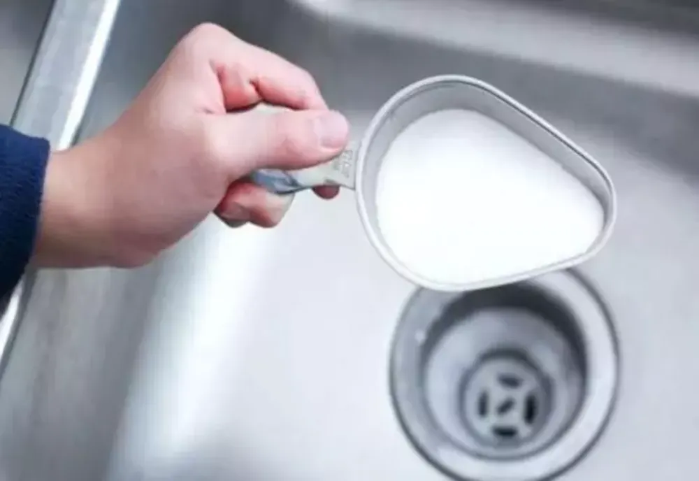 Toarnă o jumătate de cană de sare în scurgerea de la chiuvetă. Trucul care te scapă definitiv de instalatori