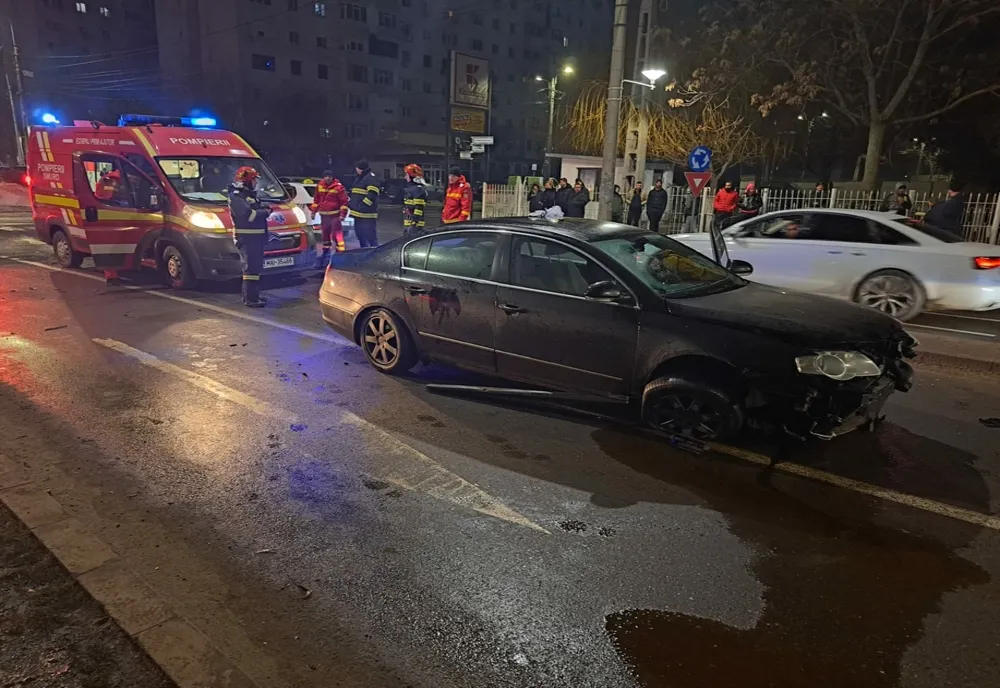 Foto: A intrat în plin în sensul giratoriu și a zburat peste el. Șoferul a fost grav rănit și nu a putut fi testat alcoolscopic la locul accidentului