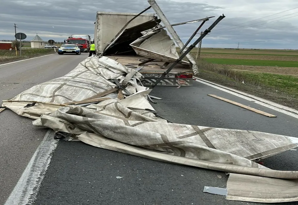 Accident cu două autocamioane implicate pe DE 87, între localitățile Șendreni și Baldovinești