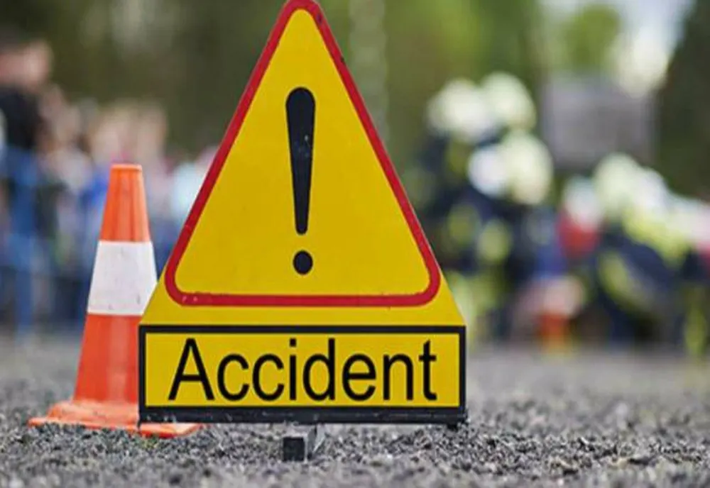 Accident pe DE 584. A intrat cu mașina în pasajul pietonal și apoi a ricoșat într-o mașină care circula regulamentar