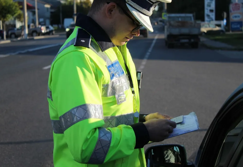 Cu permisul suspendat circula cu un autoturism ce tracta o semiremorcă care nu avea poliță RCA valabilă
