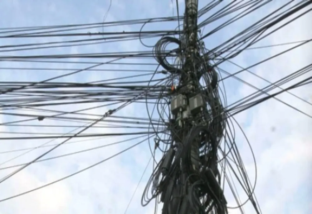 Doi minori au secționat în trei locuri un cablu aparținând unei firme de telefonie mobilă