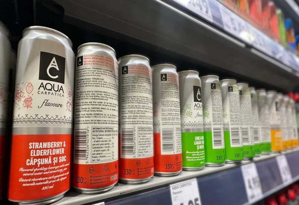 AQUA Carpatica Flavours, primul produs din România care se lansează la raft cu spatele produsului (contraeticheta)