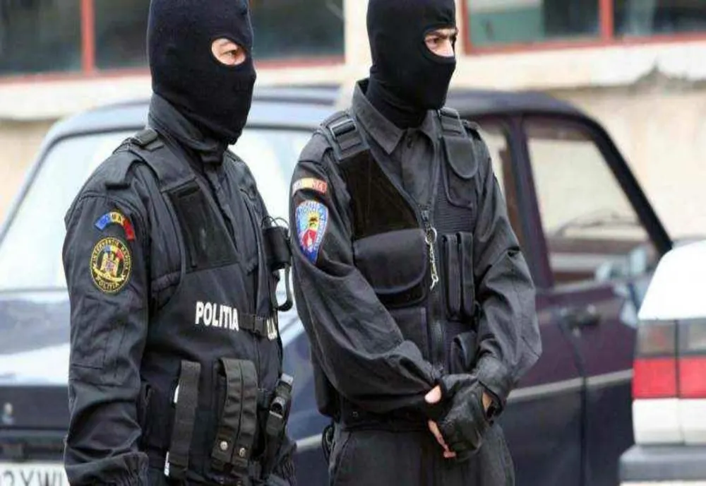 Zeci de percheziții la oameni care făceau acte false pentru ruși