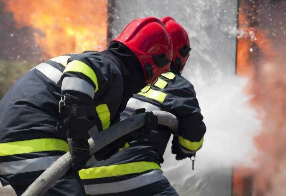 INCENDIU CU DEGAJARE MASIVĂ DE FUM ÎNTR-UN BLOC DIN BRĂILA: 18 PERSOANE EVACUATE