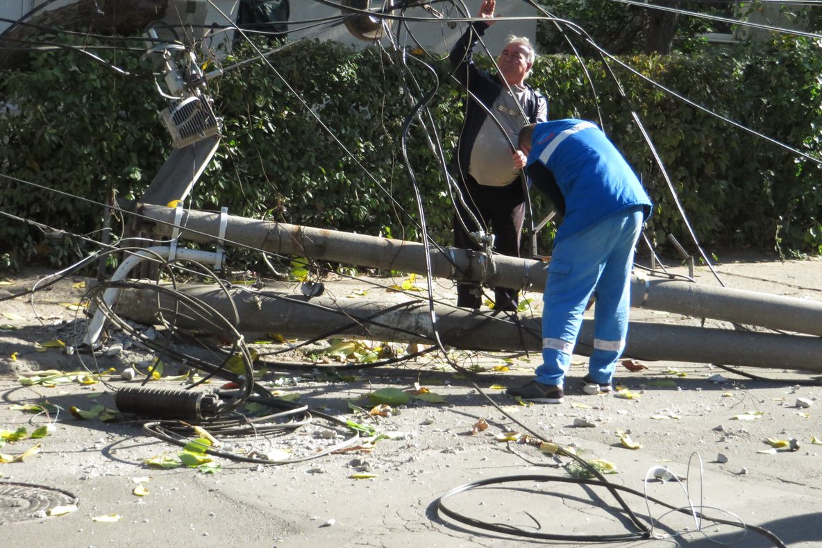 Un tir care aducea marfă la Penny Market a rupt un stâlp de electricitate