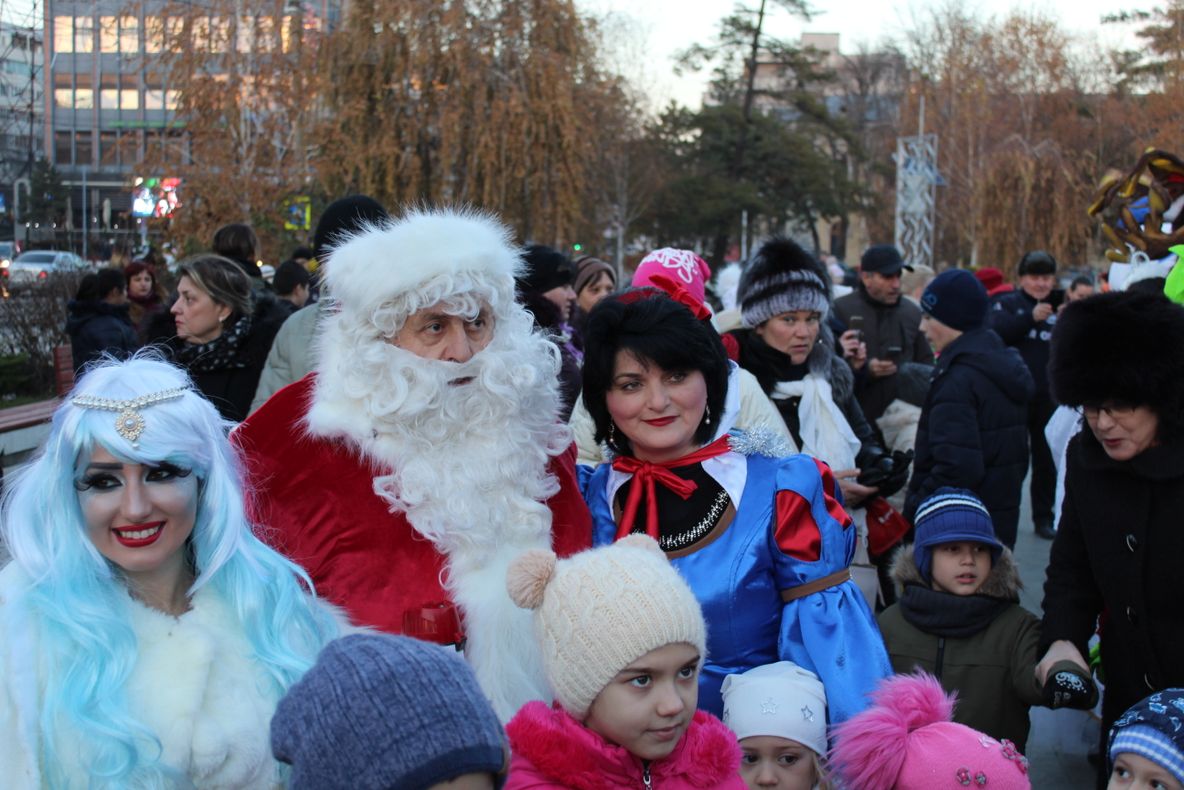 Alaiul lui Moș Crăciun a ajuns astăzi la deschiderea Orășelului Copiilor