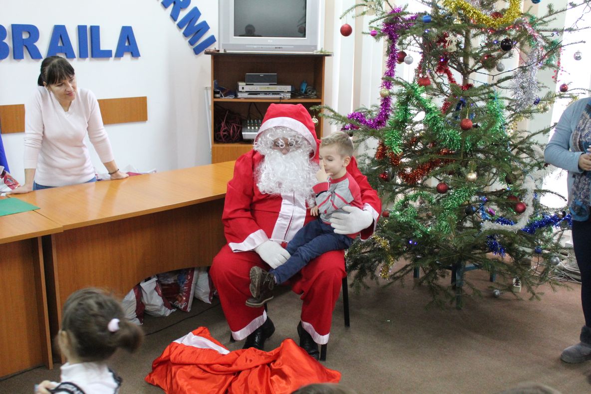 Moș Crăciun a venit la copiii jandarmilor brăileni