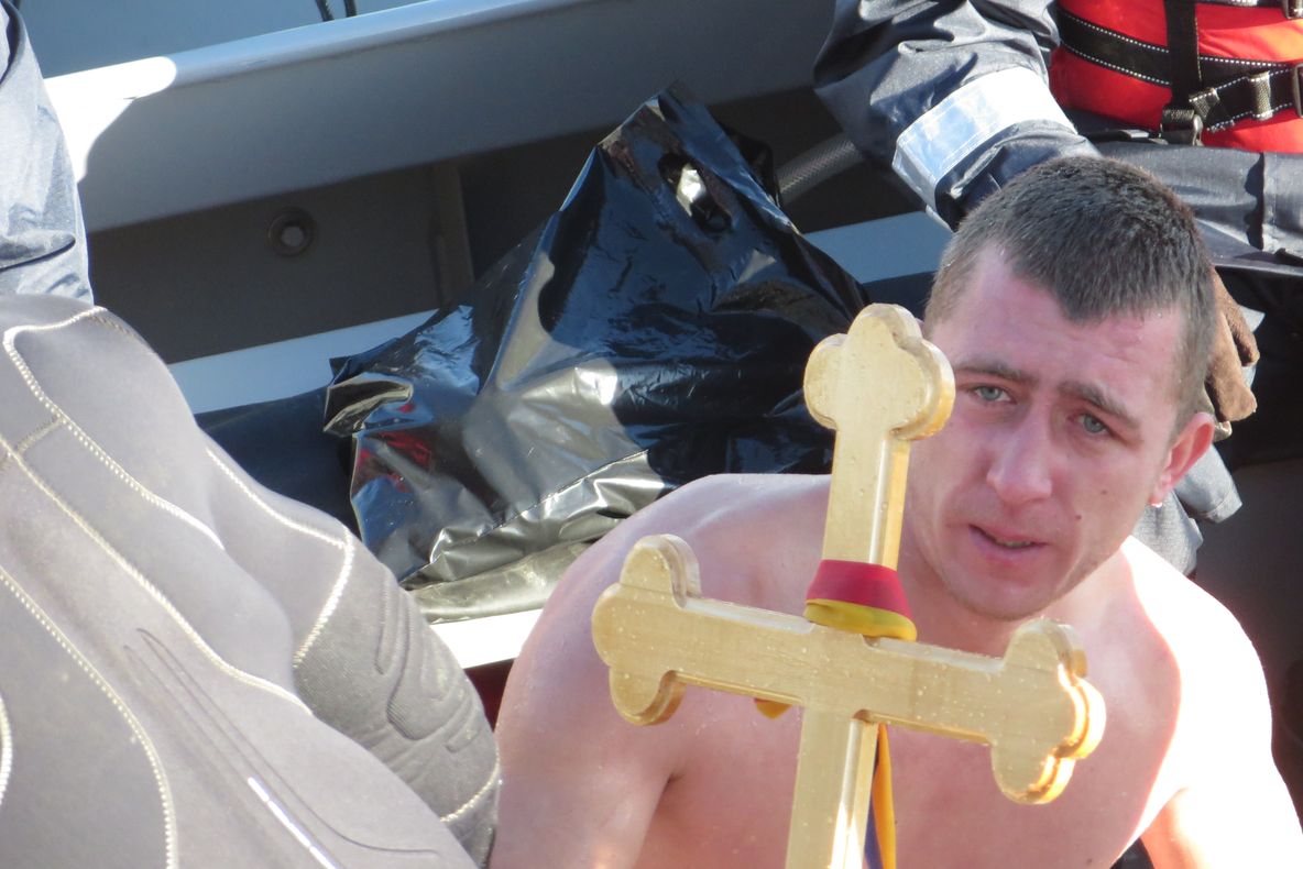 Șapte tineri s-au înscris pentru recuperarea crucii din Dunăre