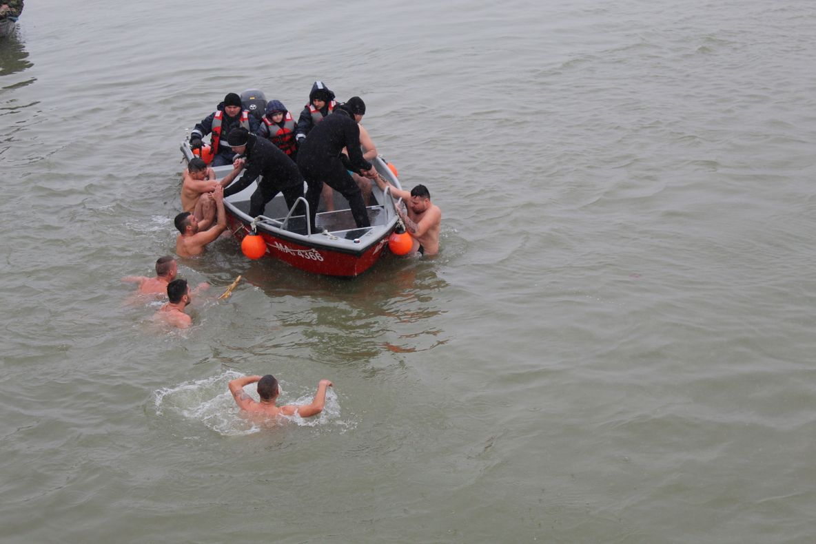 Un tânăr de 19 ani a recuperat crucea de Bobotează