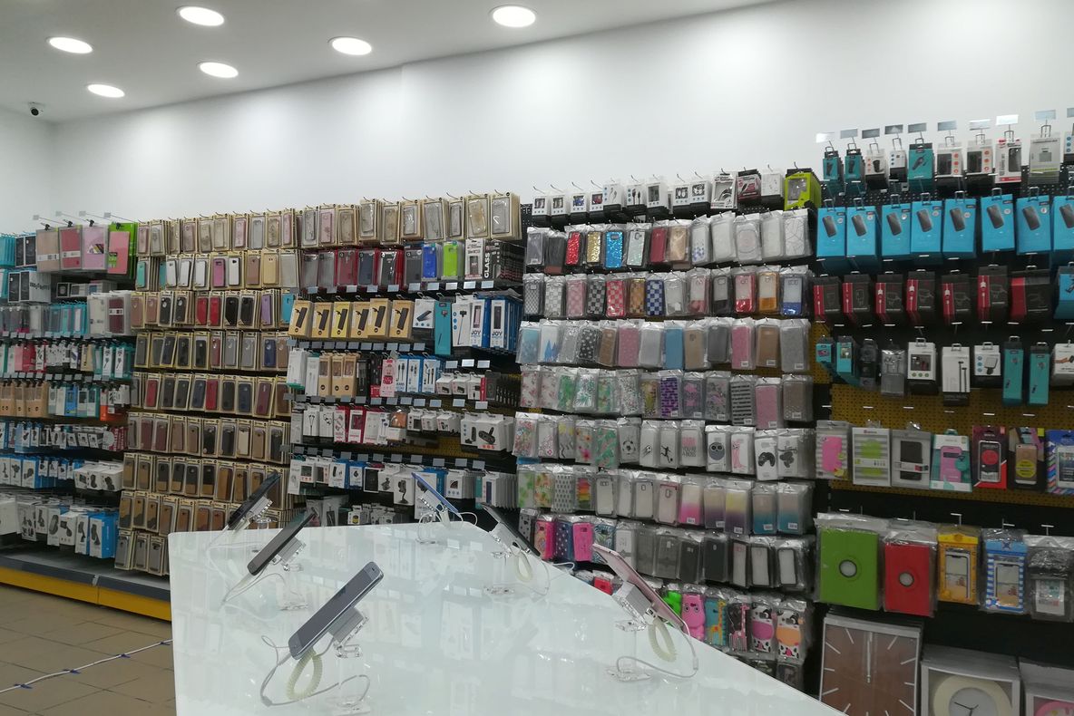 Brăilean cercetat pentru furt calificat! Tânărul a sustras un telefon mobil dintr-un magazin și a fugit!