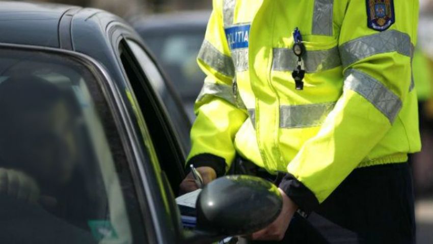 Era atât de beat încât polițiștii l-au tras pe dreapta!