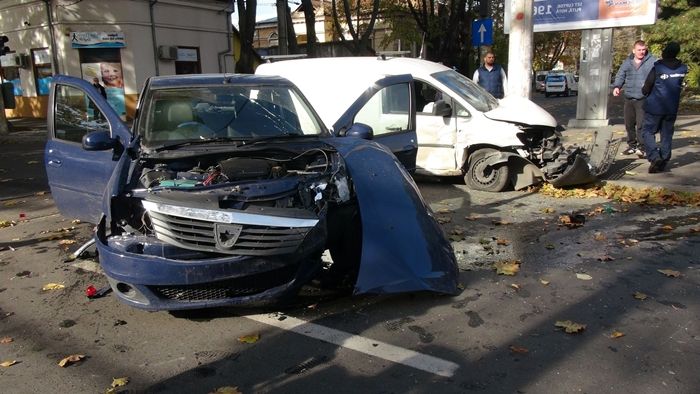 Accident pe Gării! Șoferița nu a acordat prioritate și a lovit un autoturism care circula regulamentar!