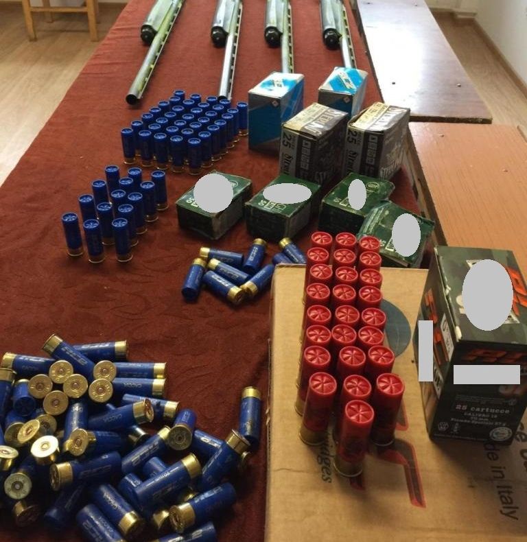 Patru arme de vânătoare și peste 400 de cartușe confiscate de la 4 cetățeni străini