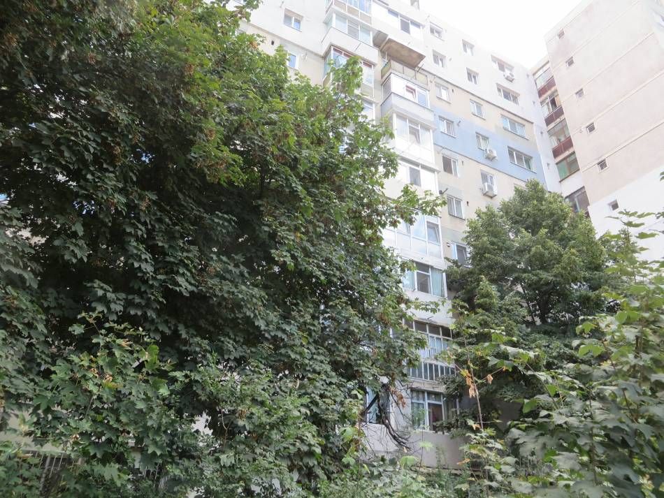 O fată de 13 ani a căzut de la etajul 9