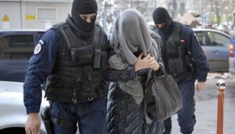 Brăileancă reținută pentru tâlhărie! Tânăra avea un complice care o ajuta la nevoie