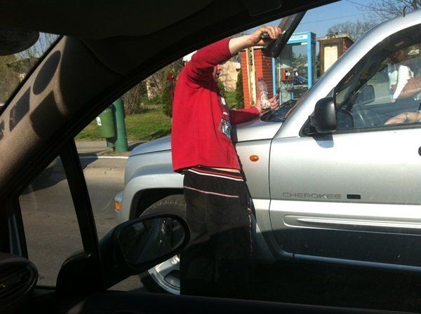 Tânără din Brăila, acuzată că i-a furat unui șofer banii, în timp ce acesta se afla la volan