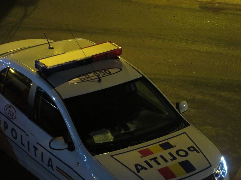 Conducea mașina unui amic, deși nu avea nici el permis de conducere