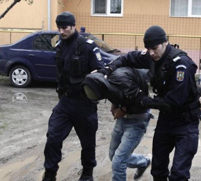 Condamnați pentru trafic de droguri și contrabandă, depistați de polițiști și încarcerați