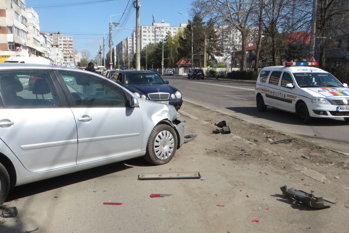Șase mașini avariate în urma unei tamponări pe Calea Călărașilor