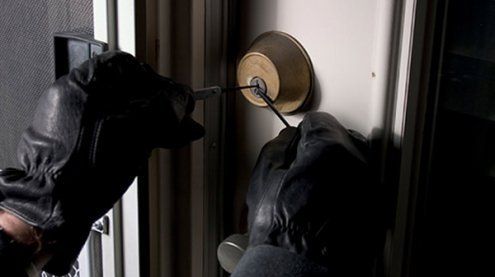 Polițiștii au pus mâna pe hoții specializați în furturi din locuințe! Cei trei riscă să stea o bună perioadă după gratii!