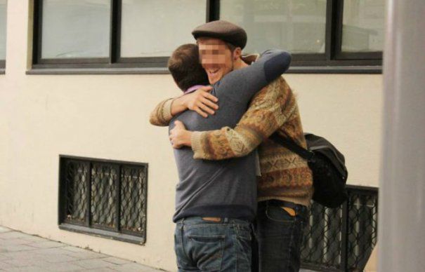 Un nou tip de furt! Metoda îmbrățișării!