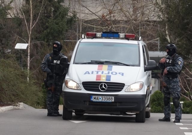 Percheziții în Brăila! 533 de parfumuri confiscate!