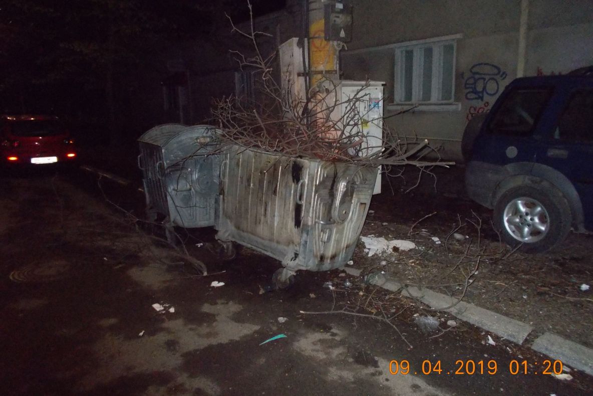 A dat foc unei pubele cu gunoi în toiul nopții