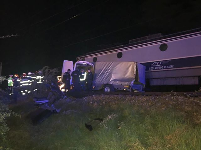 Doi brăileni printre pasagerii microbuzului lovit aseară de tren
