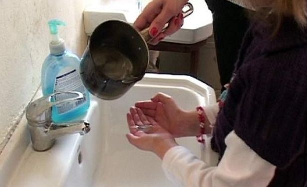 VIDEO: Fără apă, în pragul sărbătorilor! Peste 30 de familii sunt nevoite să cumpere apă, sau să se aprovizioneze de la datornici!