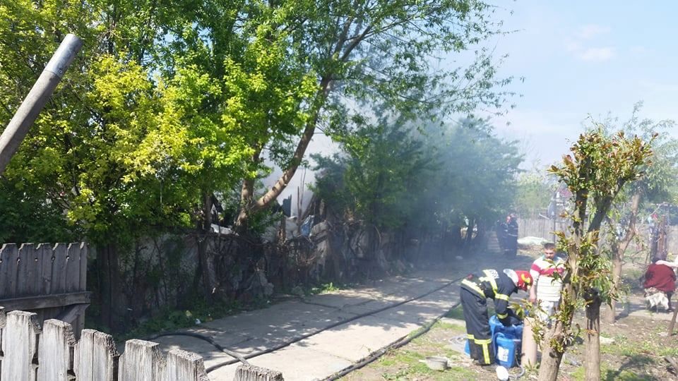 O lumânare aprinsă a lăsat o familie din Viziru pe drumuri! Casa le-a fost distrusă!