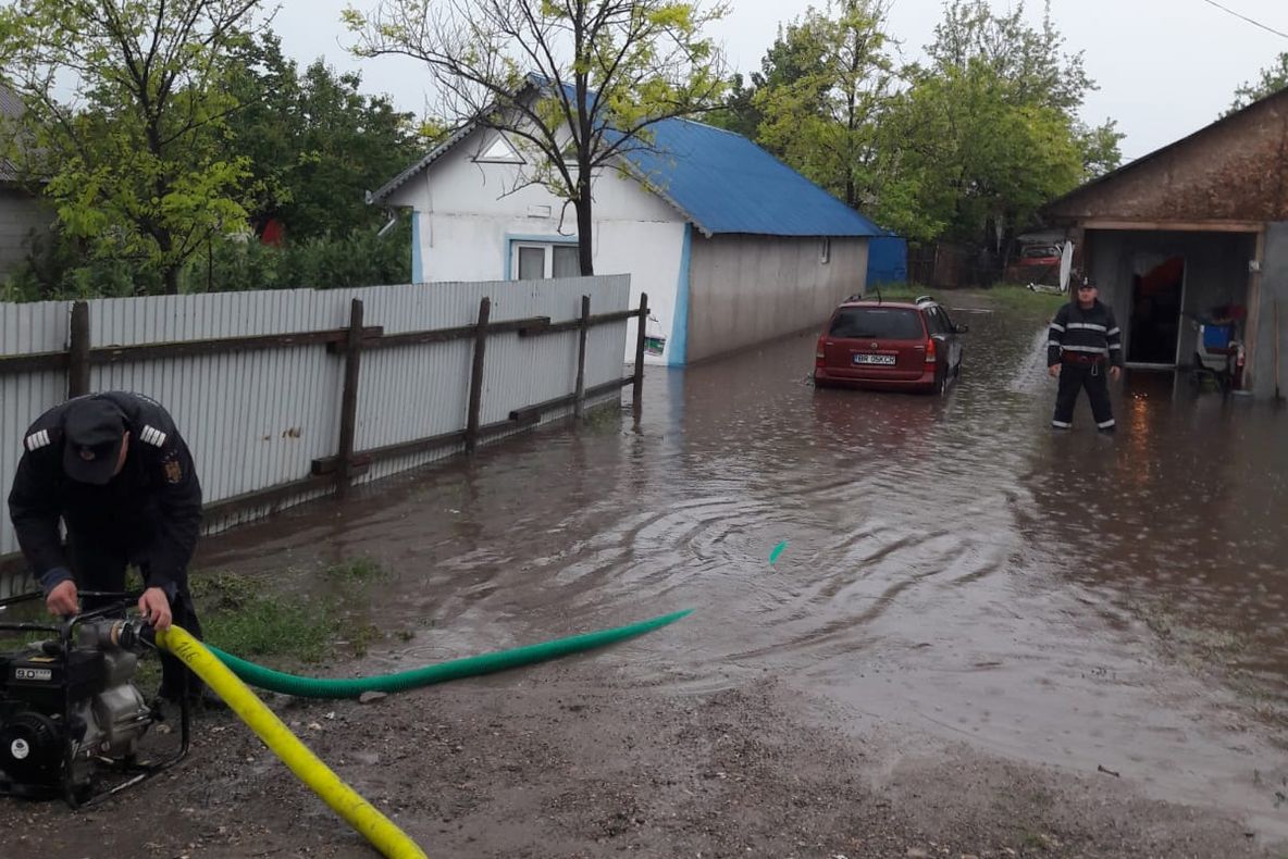 Mai multe gospodării din satul Lanurile inundate în urma ploii de astăzi