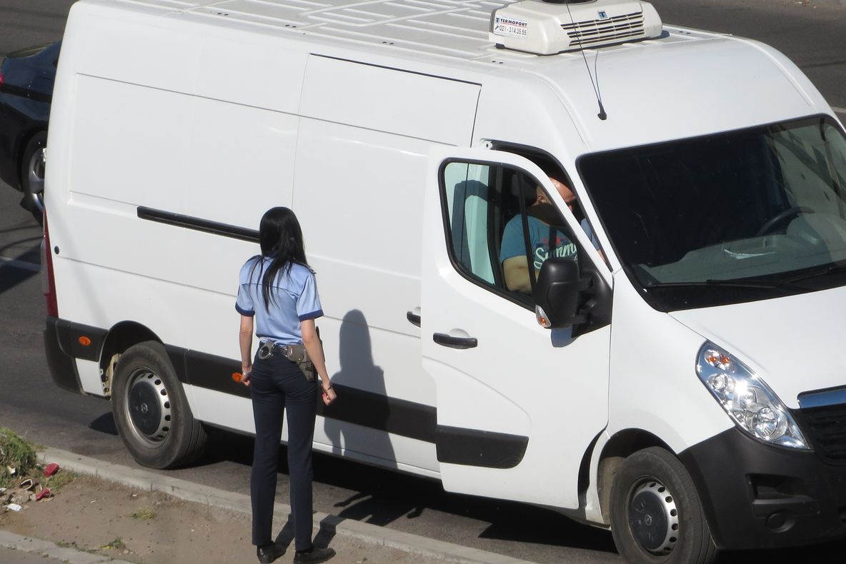 Poliția în acțiune. Mașini oprite în trafic, controale la societăți comerciale