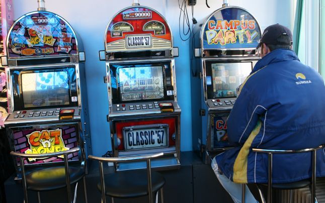 Cercetat penal pentru distrugerea unui aparat de joc al unei agenții de pariuri