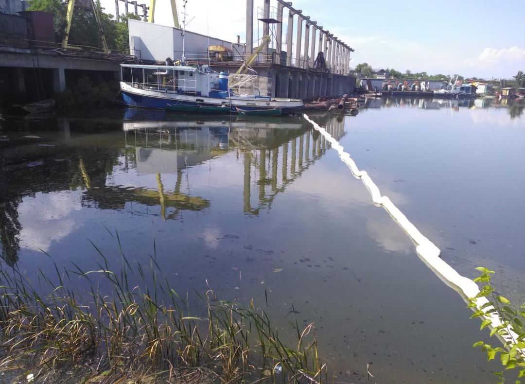 Pată de ulei pe canalul de aducțiune de la Termocentrala Chiscani