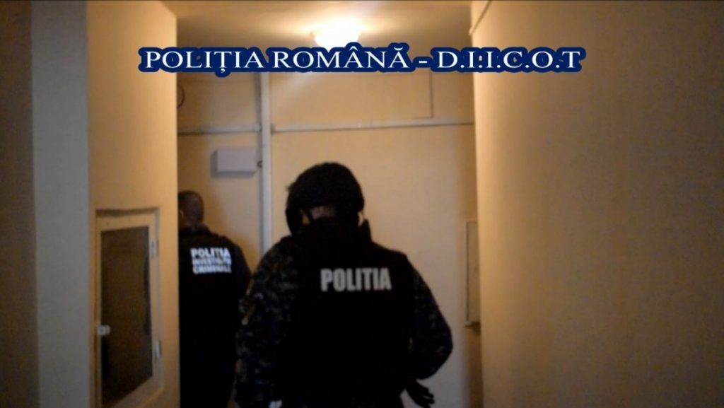 Cinci persoane arestate preventiv după perchezițiile DIICOT la o grupare infracțională specializată în trafic de minori și proxenetism