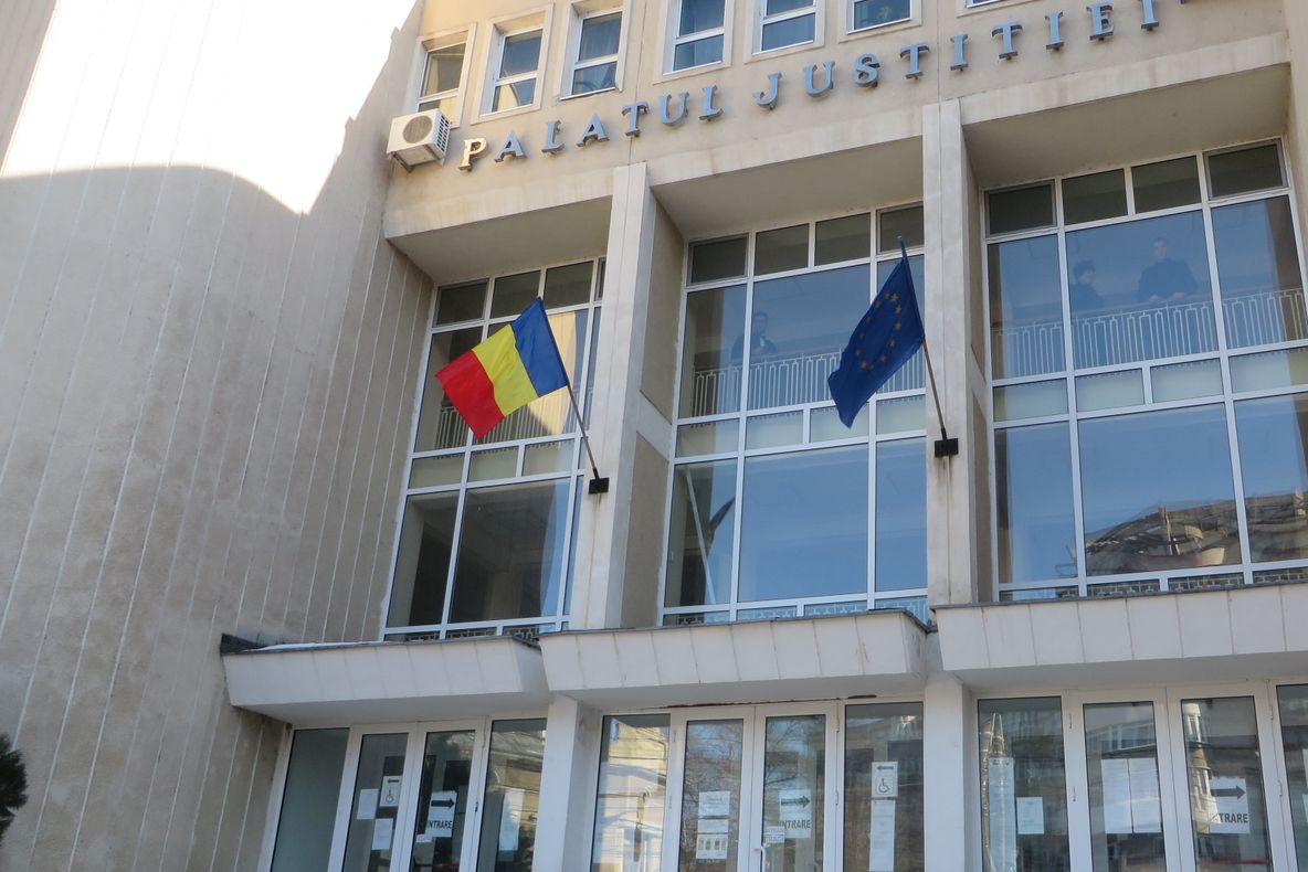 A păcălit două colege că le vinde subiectele la titularizare