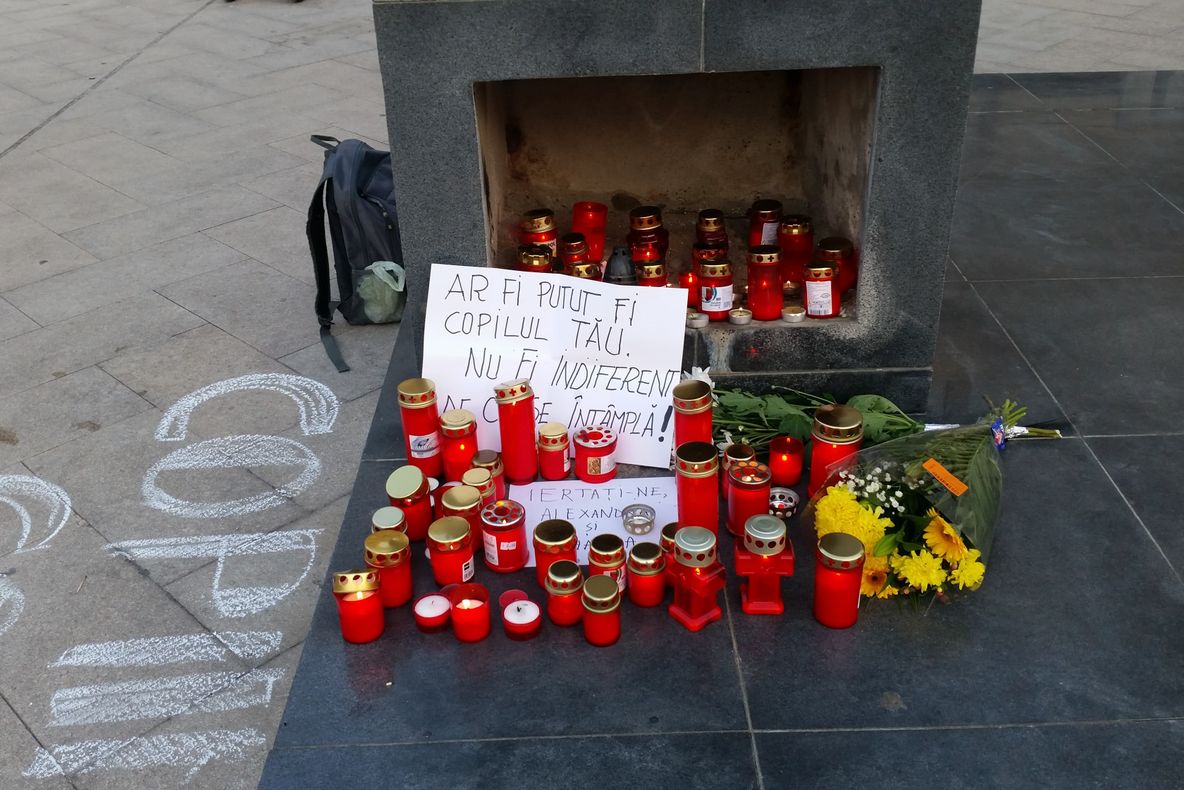 Brăilenii au aprins lumânări la Troița din Piața Independenței în memoria fetei ucise la Caracal