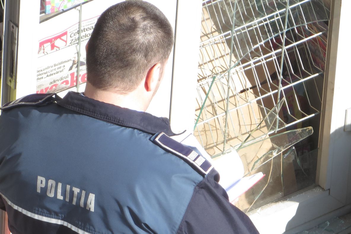 Doi tineri din Brăila au fost identificați de polițiști ca autori ai unui furt dintr-un imobil nelocuit